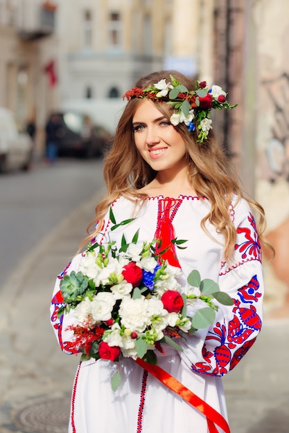 Linda mulher ucraniana vestindo roupas tradicionais