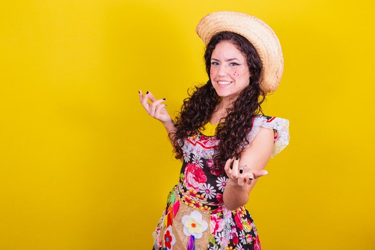 Foto linda mulher vestida com roupas típicas para uma festa junina convidando com as mãos