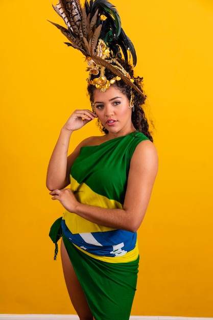 Linda mulher vestida para a noite de carnaval Mulher afro com fantasia de carnaval