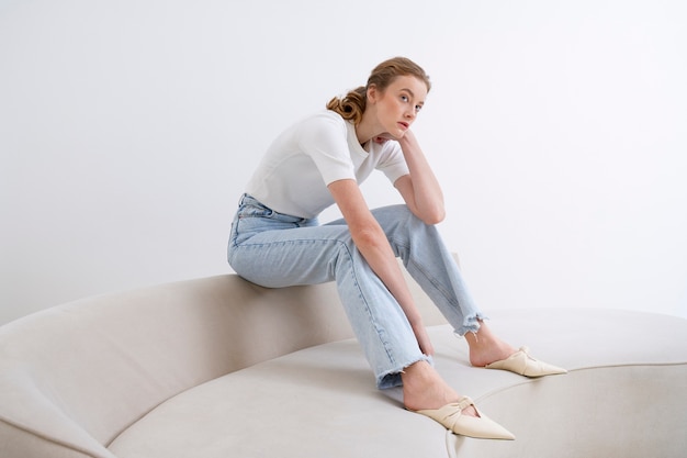 Linda mulher vestindo camisa minimalista