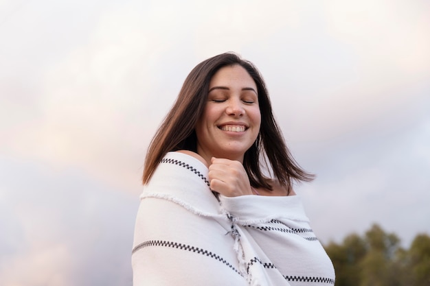 Linda mulher viajante ao ar livre na natureza