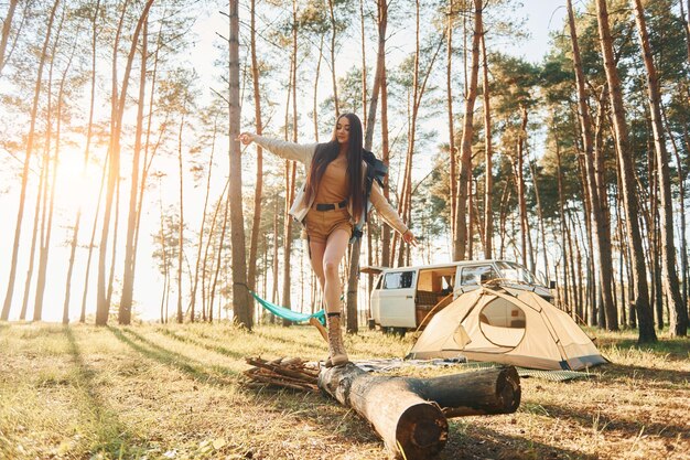 Linda natureza mulher está viajando sozinha na floresta durante o dia no verão