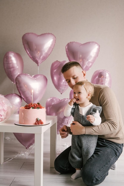 Linda niña 1er cumpleaños bebé con papá y rosa globo corazones globo foto zona