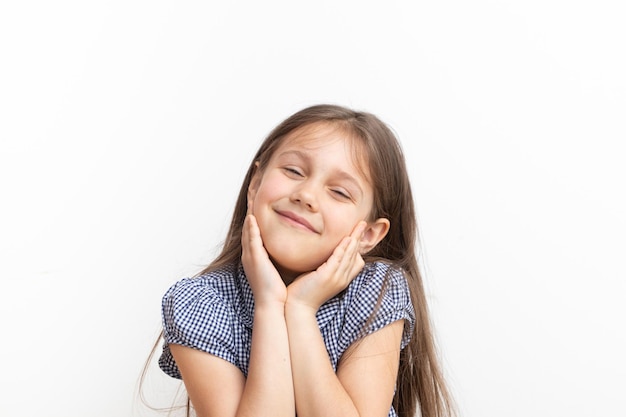 Linda niña de 7 años sonriendo y cogidos de la mano en la cara