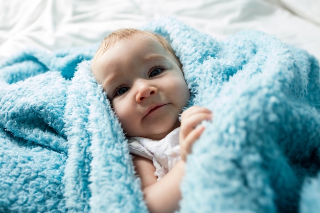 Linda niña acostada en la cama en el dormitorio