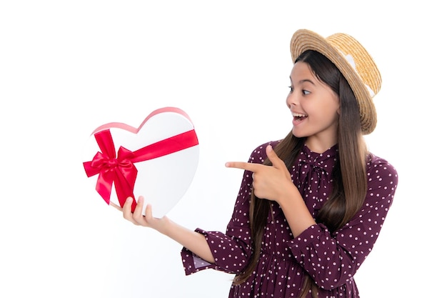 Linda niña adolescente felicitar con el día de San Valentín dando una caja de regalo romántica Saludo actual y concepto de obsequio Concepto de vacaciones de cumpleaños Retrato de niña adolescente sonriente feliz