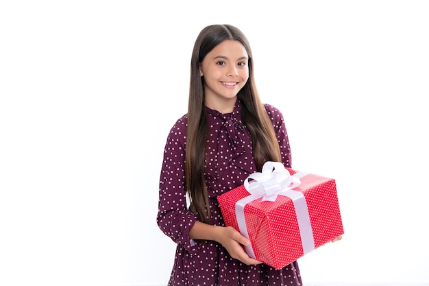 Linda niña adolescente felicitar con el día de San Valentín dando una caja de regalo romántica Saludo actual y concepto de obsequio Concepto de vacaciones de cumpleaños Retrato de niña adolescente sonriente feliz