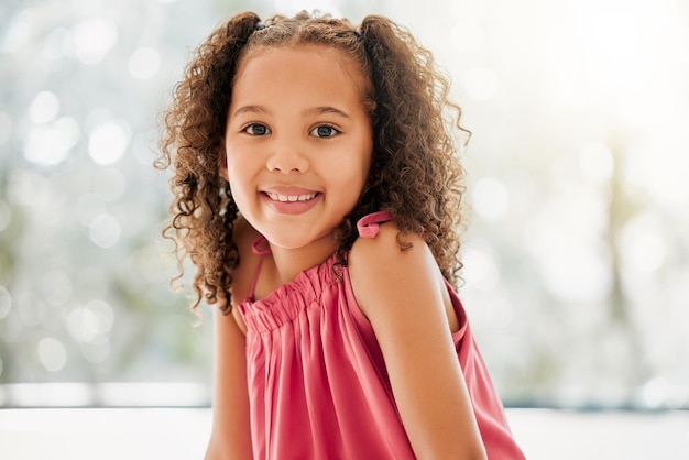 Linda niña adorable y dulce con una infancia feliz y saludable que crece en casa Retrato de una niña inocente con una sonrisa brillante y relajante en la casa