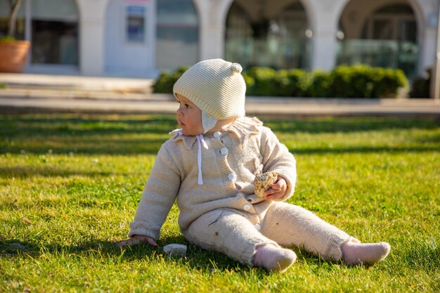 Linda niña al aire libre en primavera sobre el césped, Europa