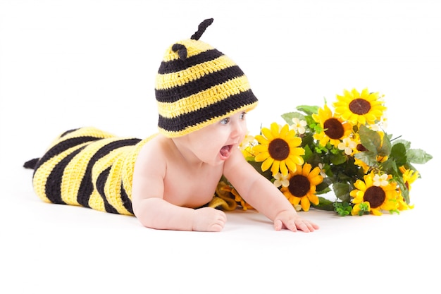 Linda niña alegre en traje de abeja