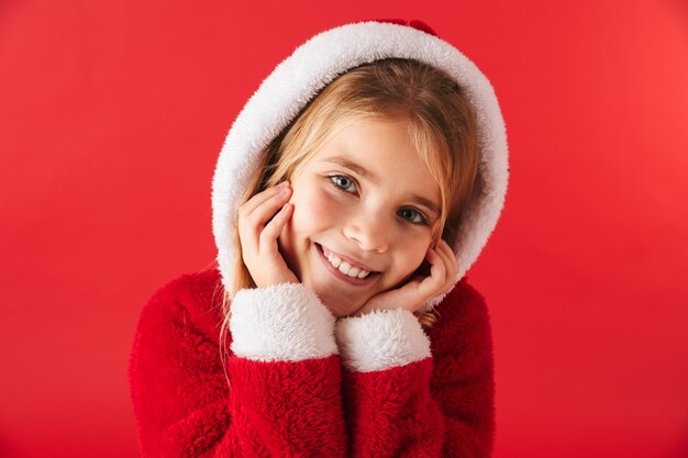 Linda niña alegre vistiendo traje de Navidad aislado