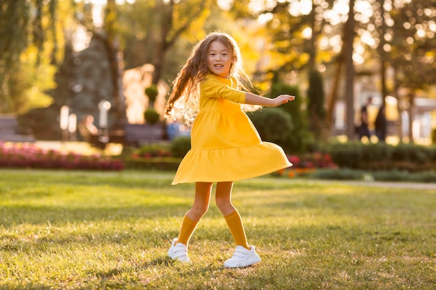 Foto linda niña asiática divirtiéndose