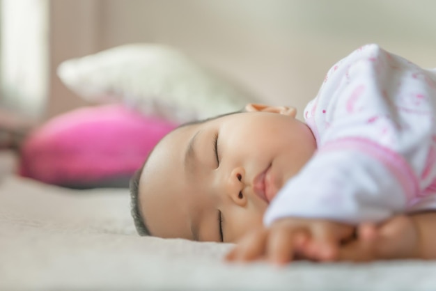 Linda niña asiática duerme en la cama, gente de Tailandia, tiempo para relajarse