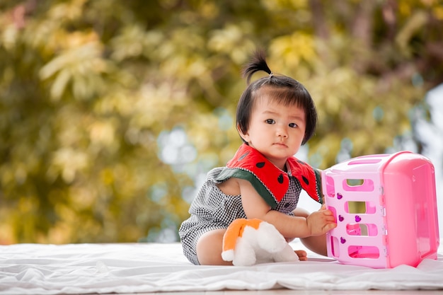 Linda niña asiática jugando con su juguete