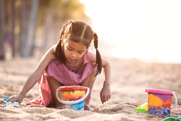 Linda niña asiática niño divirtiéndose para jugar