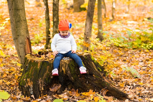 Linda niña en el bosque de otoño