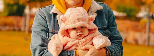 Una linda niña en los brazos de su padre.