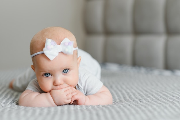 Una linda niña en la cama en casa