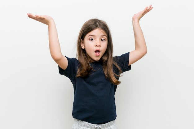 Linda niña caucásica celebrando una victoria o éxito