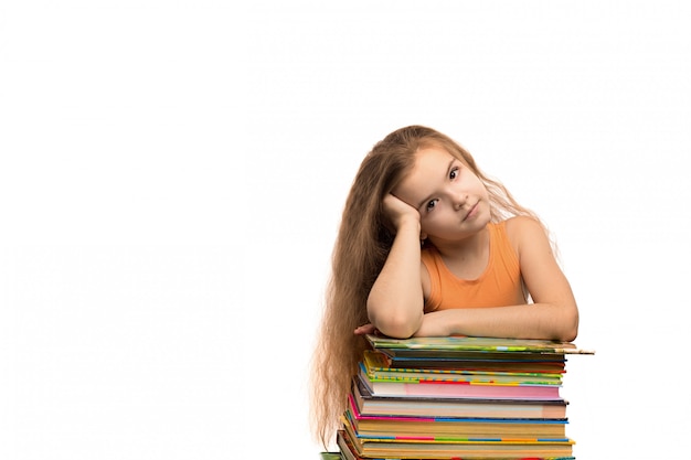 Foto linda niña caucásica con libros. retrato escolar aislado sobre fondo blanco