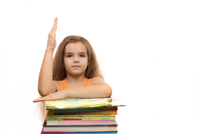 Linda niña caucásica con libros. Retrato escolar Aislado