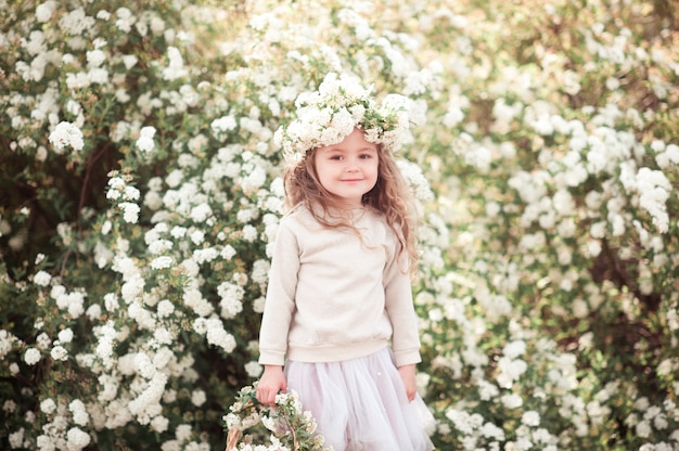 Linda niña con corona de flores