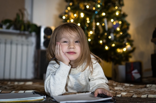 Linda niña escribe una carta a Santa