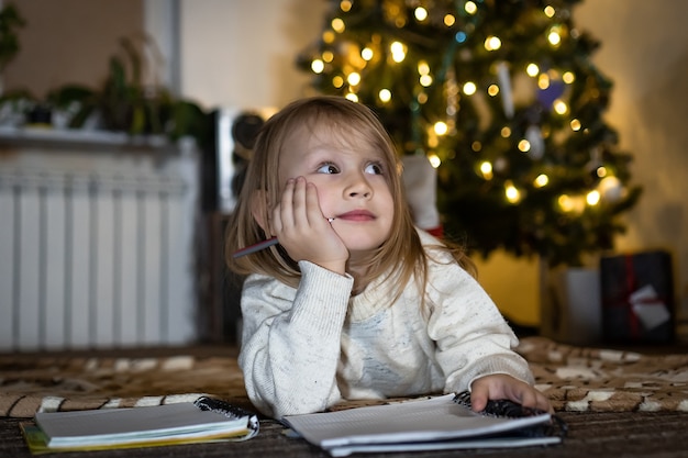 Linda niña escribe una carta a Santa