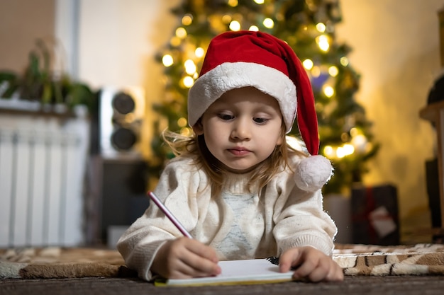 Linda niña escribe una carta a Santa