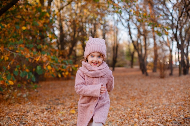 Linda niña con estilo en el parque de otoño