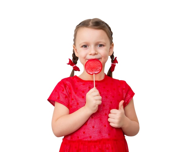 Linda niña feliz con caramelos de piruleta en vestido rojo aislado sobre fondo blanco.