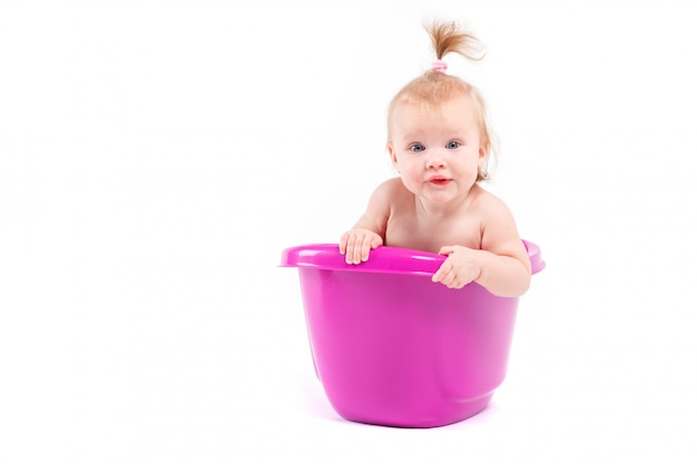 Linda niña feliz tomar baño en la bañera