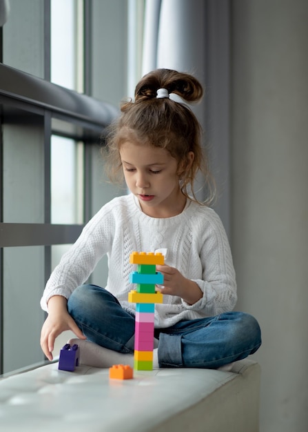 Una linda niña juega al juego de construcción Desarrollo infantil