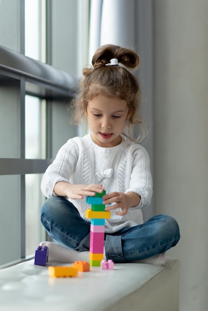 Una linda niña juega al juego de construcción Desarrollo infantil