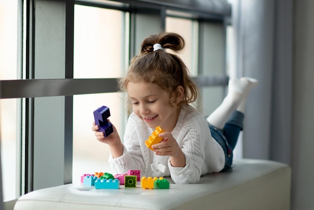 Una linda niña juega al juego de construcción Desarrollo infantil