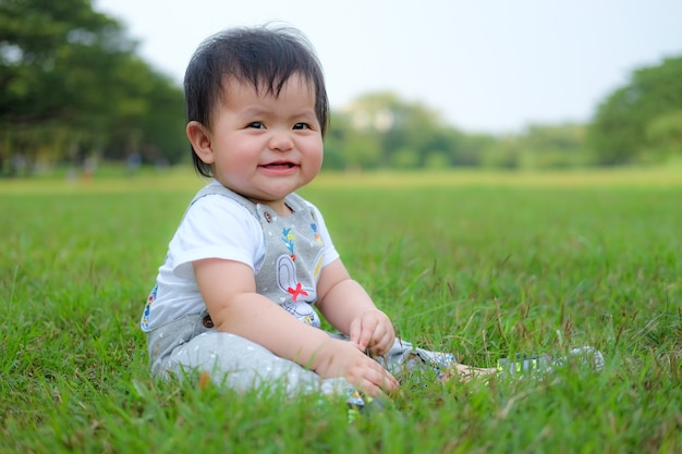 Linda niña jugando en el jardín