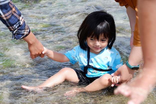 Una linda niña jugando en la playa.