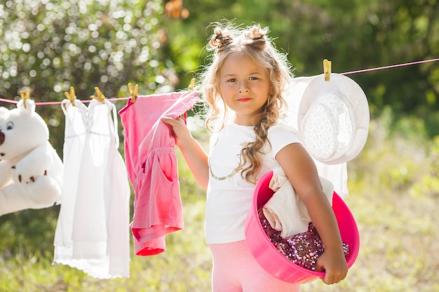 Linda niña lavando