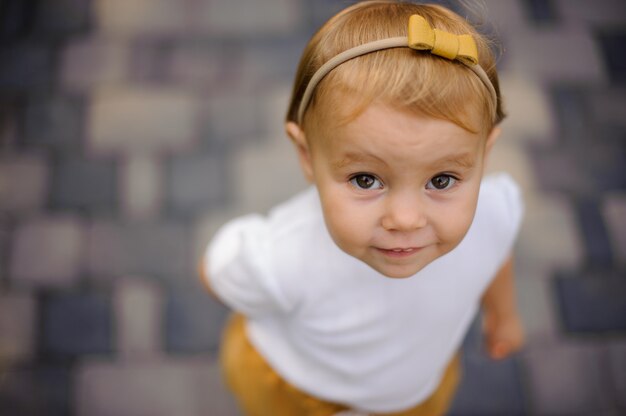 Linda niña en un lazo amarillo