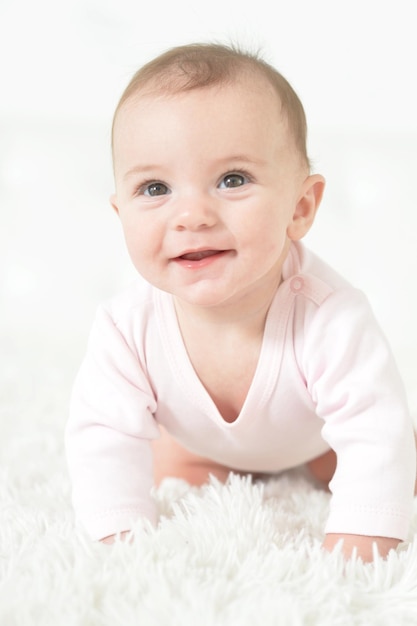 Linda niña en manta blanca en casa