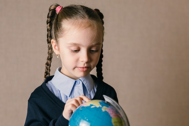 Linda niña niño mira el mundo