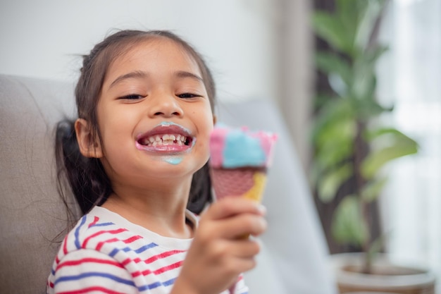 Linda niña pequeña comiendo helado