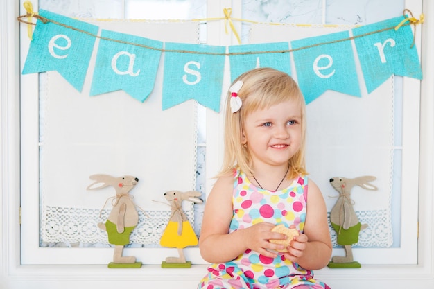 Linda niña pequeña con decoración de Pascua