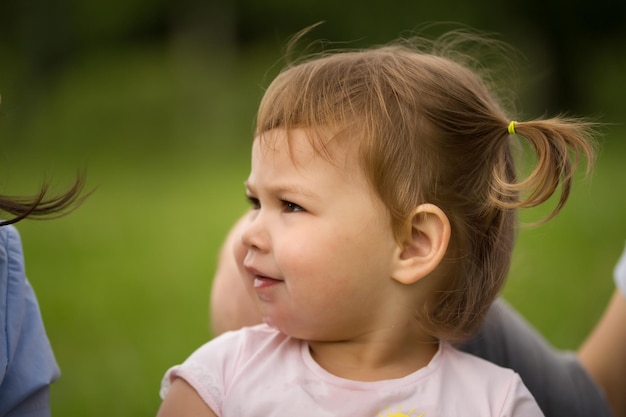 Linda niña pequeña en retrato de parque