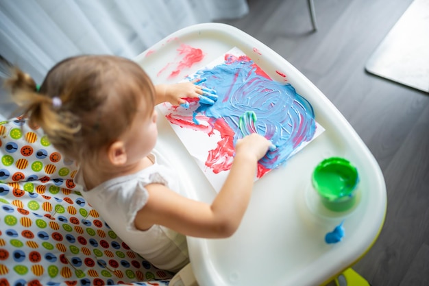 Linda niña pintando con los dedos en casa juegos creativos para niños quedarse en casa entretenimiento