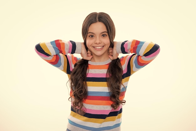 Foto linda niña preadolescente tiro en la cabeza retrato de niño sobre fondo aislado hermosa cara de adolescente cara de niña feliz emociones positivas y sonrientes