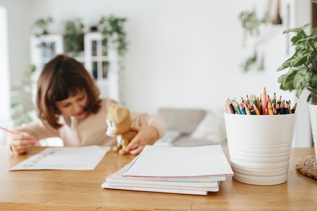 Linda niña preescolar aprendiendo en casa Aprendizaje a distancia de educación en el hogar para niños