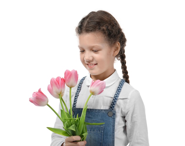 Linda niña con ramo de tulipanes para el día de la madre sobre fondo blanco.