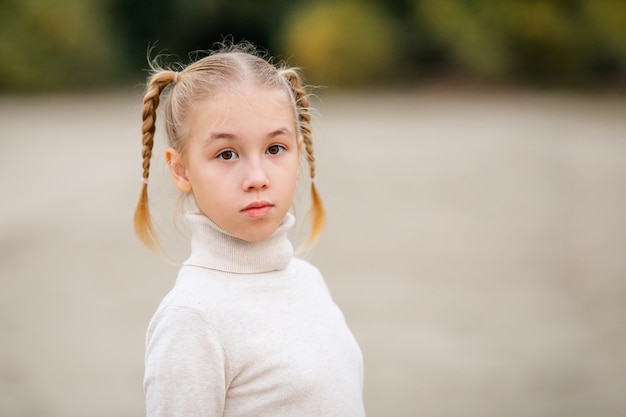 linda niña rubia con dos trenzas