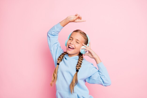 Linda niña rubia con un suéter azul